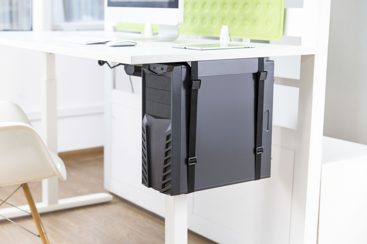 PC suspenso sob a mesa